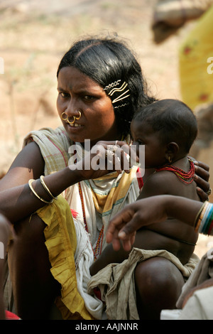 Femme et enfant au marché à Bissamcuttack, Chatikona, Orissa, Inde Banque D'Images