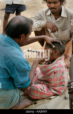 Salon de coiffure à le marché à Bissamcuttack, Chatikona, Orissa, Inde Banque D'Images