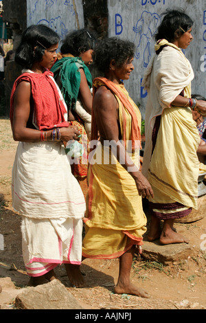 À Tribeswomen le marché à Bissamcuttack, Chatikona, Orissa, Inde Banque D'Images