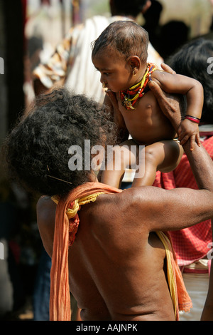 Une mère et son enfant au marché à Bissamcuttack, Chatikona, Orissa, Inde Banque D'Images