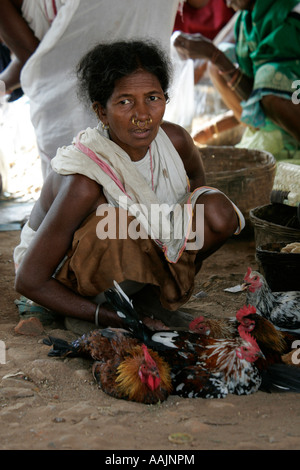 À Tribeswoman le marché à Bissamcuttack, Chatikona, Orissa, Inde Banque D'Images