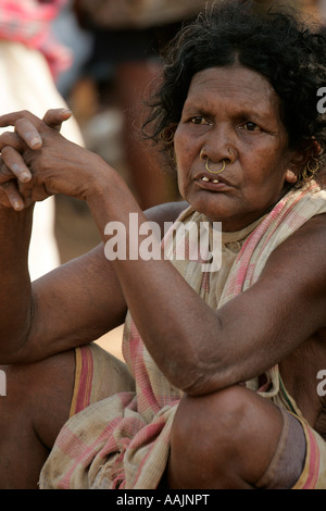 À Tribeswoman le marché à Bissamcuttack, Chatikona, Orissa, Inde Banque D'Images