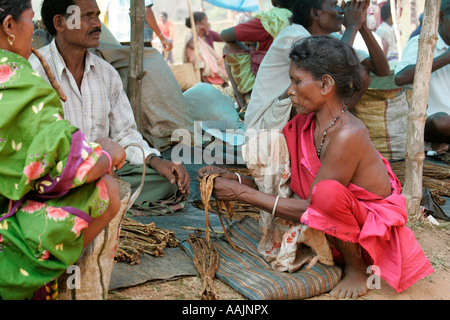 Femme au marché à Bissamcuttack, Chatikona, Orissa, Inde Banque D'Images