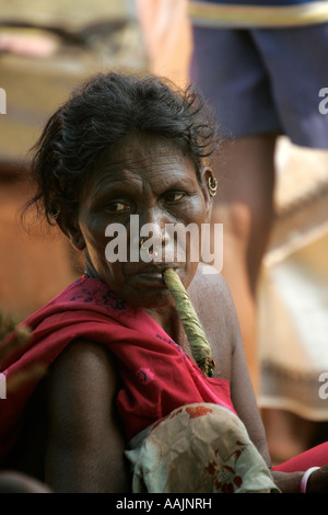 À Tribeswoman le marché à Bissamcuttack, Chatikona, Orissa, Inde Banque D'Images