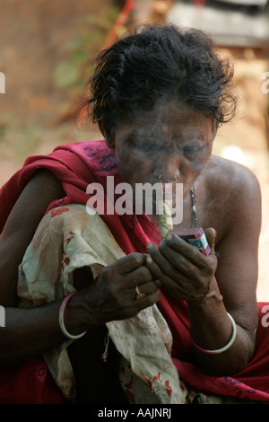 À Tribeswoman le marché à Bissamcuttack, Chatikona, Orissa, Inde Banque D'Images