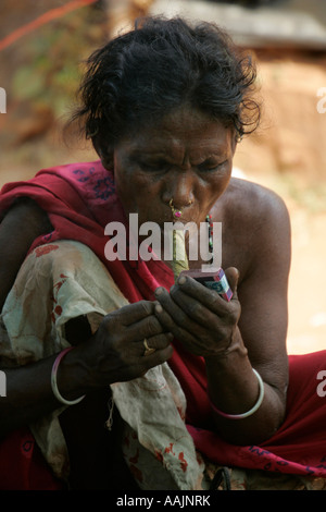 À Tribeswoman le marché à Bissamcuttack, Chatikona, Orissa, Inde Banque D'Images