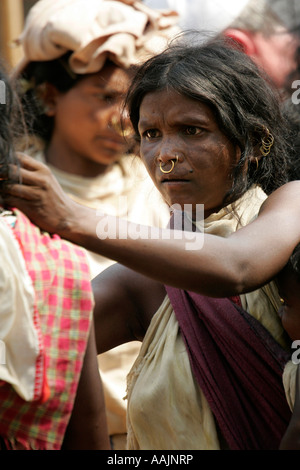 À Tribeswoman le marché à Bissamcuttack, Chatikona, Orissa, Inde Banque D'Images