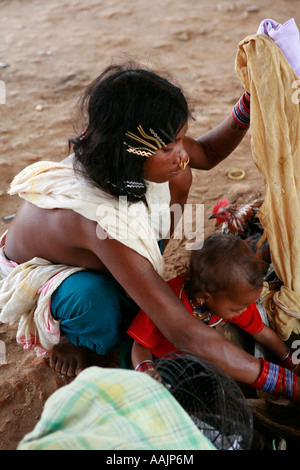 Une mère et son enfant au marché à Bissamcuttack, Chatikona, près de Mirbel, Orissa, Inde Banque D'Images