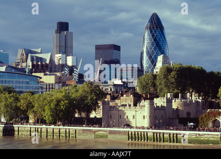 Gherkin 30 St Mary's ax nat West Tower of London City of london england uk go Banque D'Images