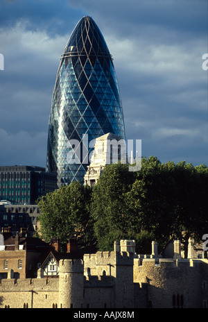 Gherkin 30 St Mary Axe de la tour de Londres City of london england uk go Banque D'Images