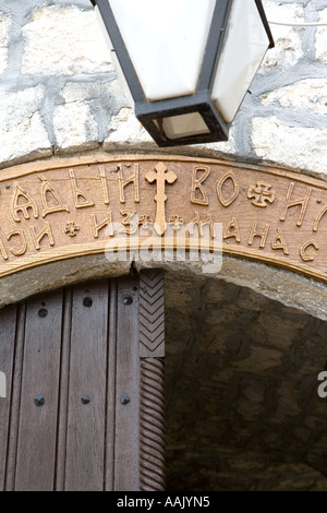 Détail sculpté à partir d'un monastère orthodoxe serbe porte près de Sveti Stefan au Monténégro Banque D'Images