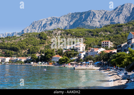 Vue sur la mer de la plage et de la ville de Podgora Croatie Banque D'Images