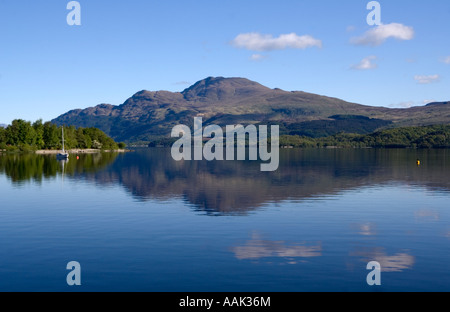 Ben Lomond et son reflet dans le Loch Lomond vu de Luss Pier Banque D'Images