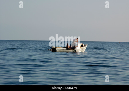 La Crimée, Kurortne, des bateaux d'excursion à la formation rocheuse de Karadag Banque D'Images