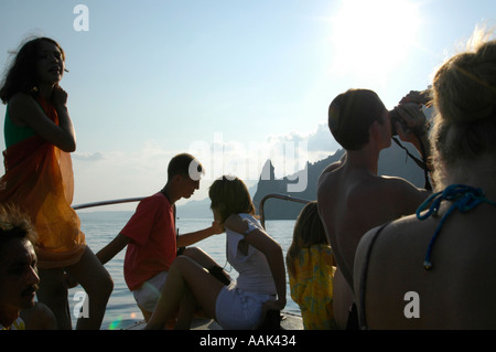 La Crimée, Kurortne, des bateaux d'excursion à la formation rocheuse de Karadag Banque D'Images