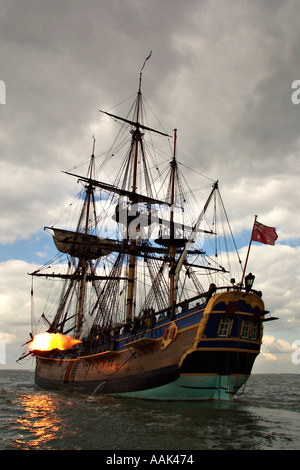 Gaffer,Barque,Réplique de James Cook, de bateau, s'efforcer, Solent Ile de Wight Angleterre grand coucher du soleil Banque D'Images