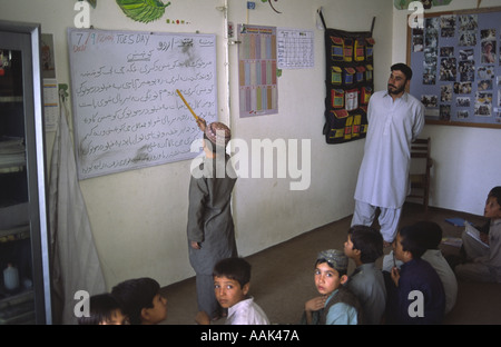 Les jeunes réfugiés afghans à Quetta au Pakistan ils ont choisi les ordures dans les rues comme un emploi et assister à une école financée par des ONG Banque D'Images