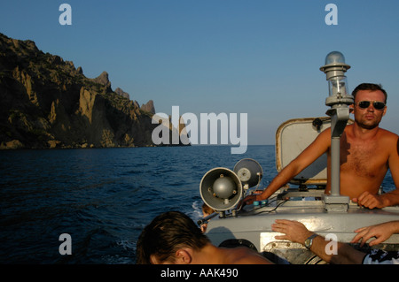 La Crimée, Kurortne, des bateaux d'excursion à la formation rocheuse de Karadag Banque D'Images