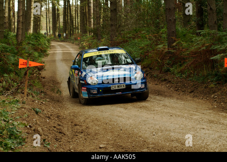 Imprezer subaru wrc wrc prodrive voiture voiture rallye off road de ralliement à une vitesse rapide pilote de boue d'intérêt masculin parrainage parrainer Banque D'Images