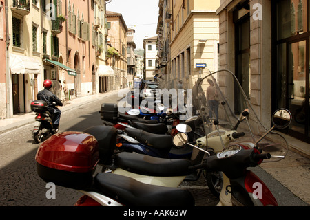 Bolzano (Posen), Tyrol du Sud, Italie: Une rangée de motos garées à l'extérieur des bureaux comme un automobiliste passe devant Banque D'Images