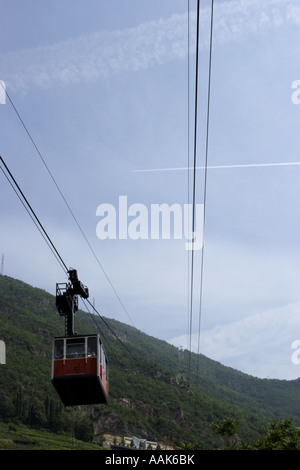 Bolzano (Posen), Tyrol du Sud, Italie : télécabine se dirigeant vers un point de vue de montagne voisin. Banque D'Images