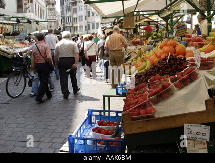 Bolzano (Posen), Tyrol du Sud, Italie : les acheteurs recherchent des fruits, des légumes et d'autres denrées alimentaires sur un marché central en plein air Banque D'Images