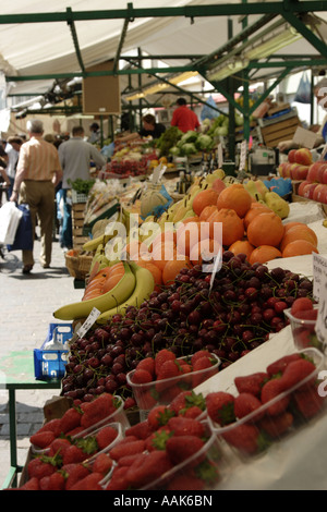 Bolzano (Posen), Tyrol du Sud, Italie : les acheteurs recherchent des fruits, des légumes et d'autres denrées alimentaires sur un marché central en plein air Banque D'Images