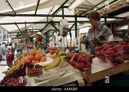 Bolzano (Posen), Tyrol du Sud, Italie : les acheteurs recherchent des fruits, des légumes et d'autres denrées alimentaires sur un marché central en plein air Banque D'Images