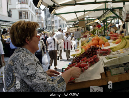 Bolzano (Posen), Tyrol du Sud, Italie : les acheteurs recherchent des fruits, des légumes et d'autres denrées alimentaires sur un marché central en plein air Banque D'Images