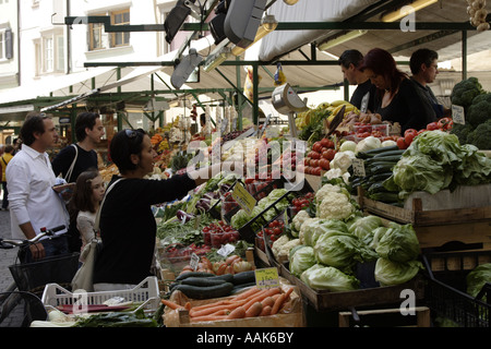 Bolzano (Posen), Tyrol du Sud, Italie : les acheteurs recherchent des fruits, des légumes et d'autres denrées alimentaires sur un marché central en plein air Banque D'Images