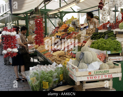 Bolzano (Posen), Tyrol du Sud, Italie : les acheteurs recherchent des fruits, des légumes et d'autres denrées alimentaires sur un marché central en plein air Banque D'Images