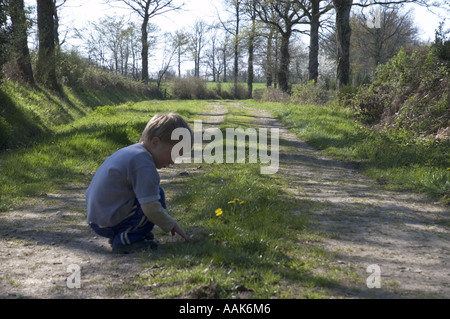 Jeune garçon à la découverte de la campagne et de la nature Banque D'Images