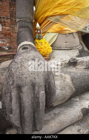 Vue grand angle de main de statue au Wat Mahathat Banque D'Images