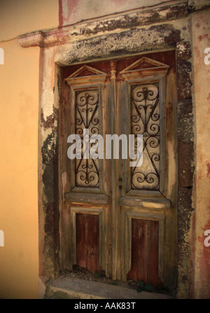 Vieille porte inutilisée à Santorini Grèce Banque D'Images
