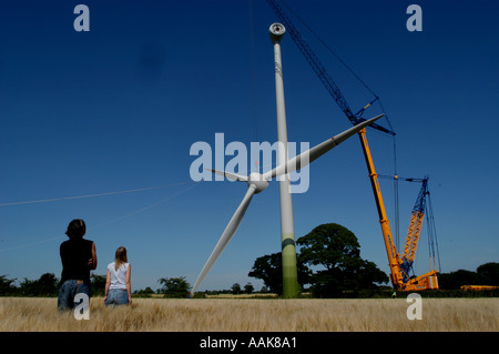 Éolienne Ecotricity être érigé à Thetford, Norfolk, Angleterre vu par Ecotricity MD Dale Vince et PA Kate conjoint. Banque D'Images