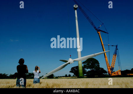 Éolienne Ecotricity être érigé à Thetford, Norfolk, Angleterre vu par Ecotricity MD Dale Vince et PA Kate conjoint. Banque D'Images