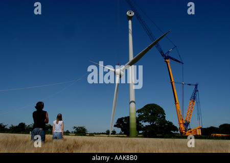 Éolienne Ecotricity être érigé à Thetford, Norfolk, Angleterre vu par Ecotricity MD Dale Vince et PA Kate conjoint. Banque D'Images