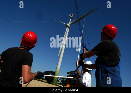 Éolienne Ecotricity être érigé à Thetford, Norfolk, Angleterre vu par Ecotricity MD Dale Vince et PA Kate conjoint. Banque D'Images