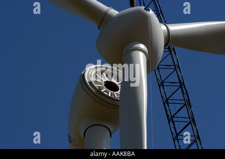 Éolienne Ecotricity être érigé à Thetford, Norfolk, Angleterre vu par Ecotricity MD Dale Vince et PA Kate conjoint. Banque D'Images