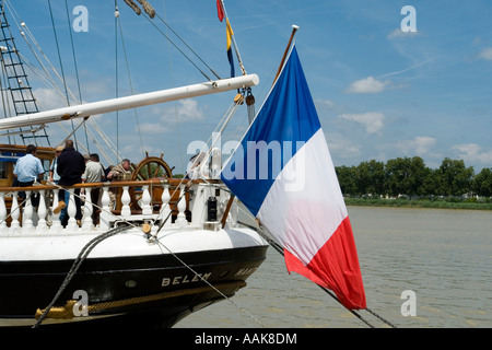 tricolore sur la poupe du grand navire Belem au Festival du fleuve Bordeaux juin 2007 Gironde France Europe Banque D'Images