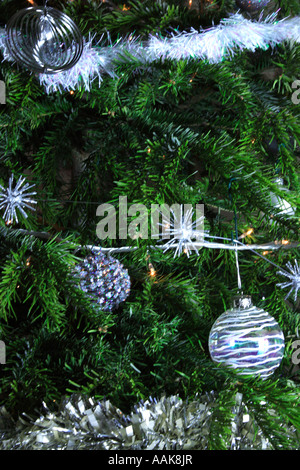 Parés de l'arbre de Noël jusqu'à Noël et de guirlandes Banque D'Images