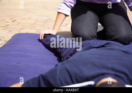 Extension des jambes et pieds dans le cadre d'un massage corporel thaïlandais Banque D'Images