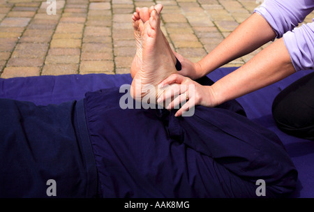 Extension des jambes dans le cadre d'un massage corporel thaïlandais Banque D'Images