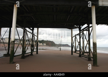 Vue sous la jetée à Teignmouth Devon, Angleterre Banque D'Images