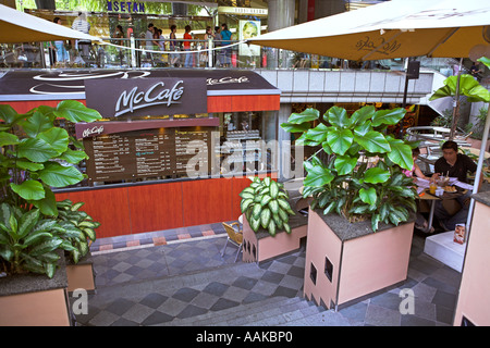 McCafe dans Isetan avant-cour, Orchard Road, à Singapour Banque D'Images