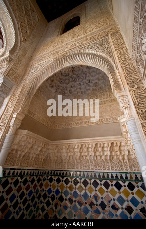 Des sculptures complexes à l'intérieur de Palais Nazaríes La Alhambra Grenade Espagne Banque D'Images