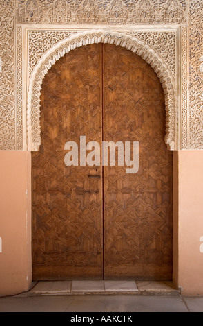 Finement sculptée à l'intérieur de porte El Palacio Nazaríes La Alhambra Grenade Espagne Banque D'Images
