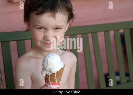 Garçon avec la fonte des glaces Crème glacée Banque D'Images