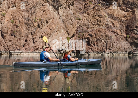 Kayak sur la rivière Colorado grâce à Black Canyon Arizona Banque D'Images