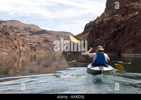 Kayak sur la rivière Colorado grâce à Black Canyon Arizona Banque D'Images